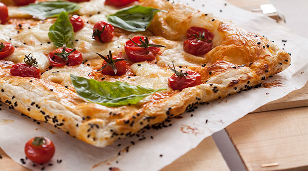Mozzarella-Peynirli-Milföylü-Yaz-Pizzası