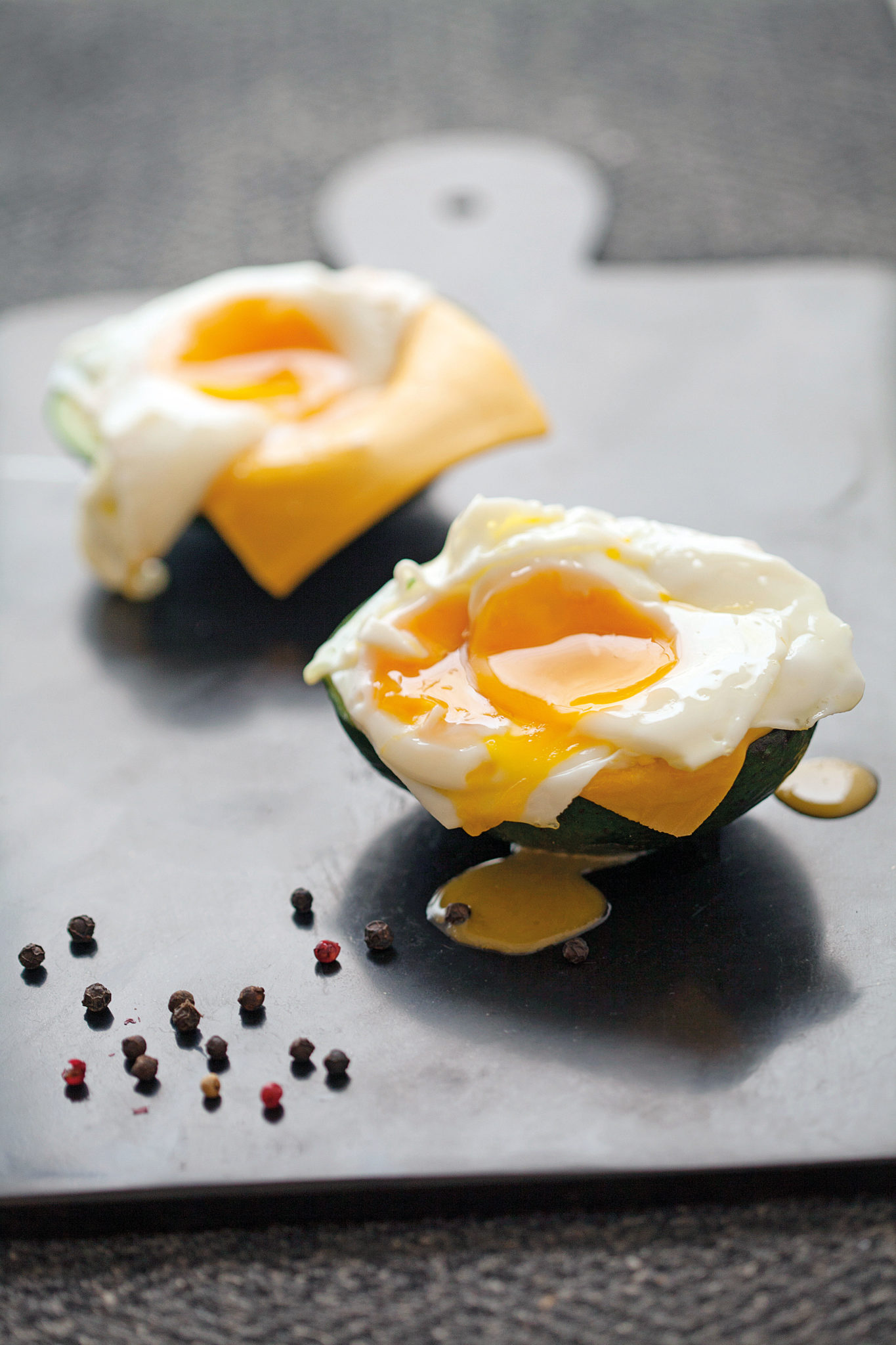 Avokadolu ve Çeddar Peynirli Göz Yumurta