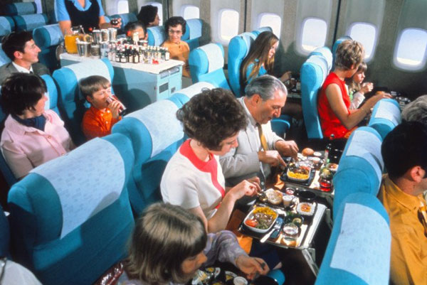 İşte 50 Yil Önce Uçaklarda Sunulan Yemekler