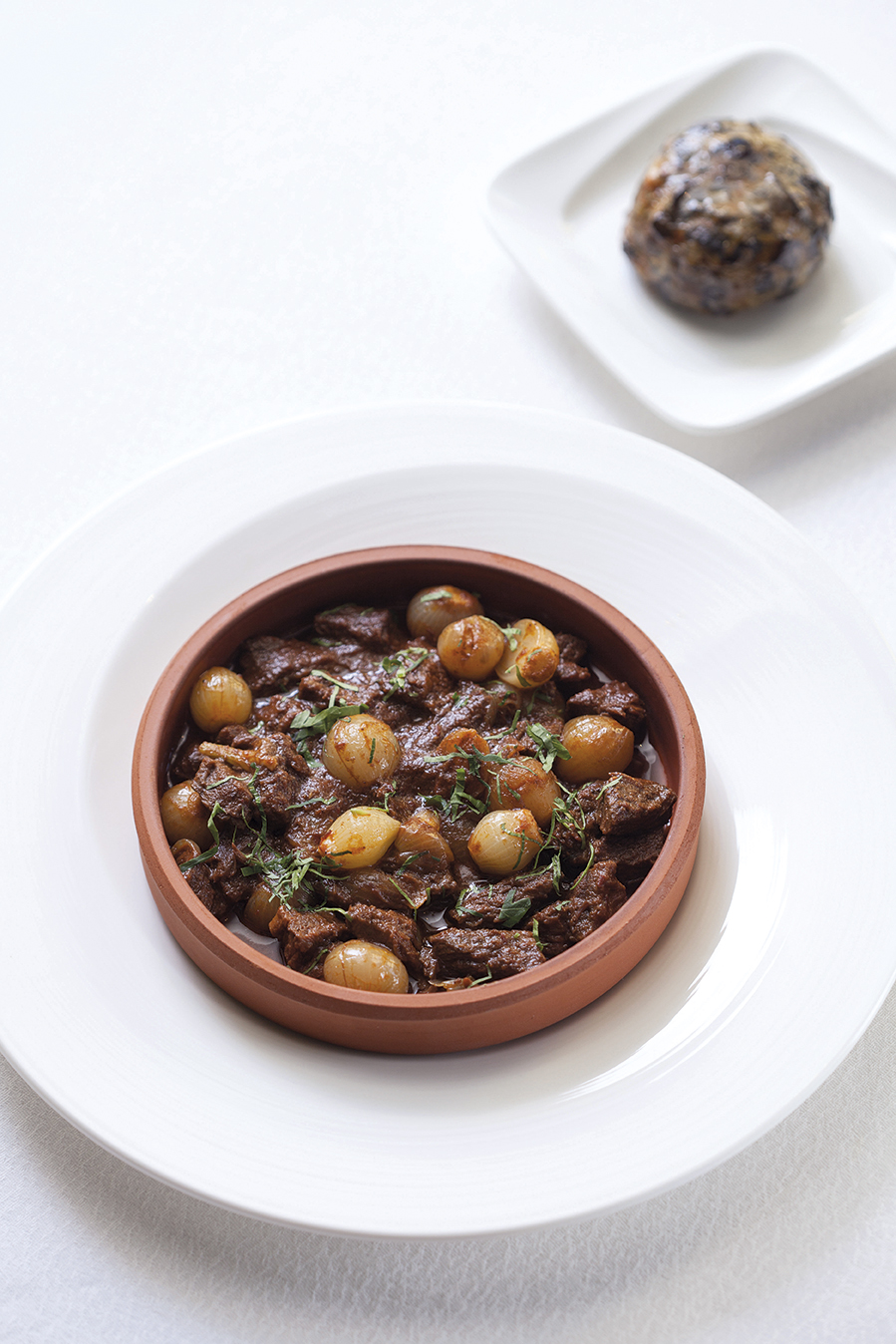 Güveçte Soğan Yahnisi