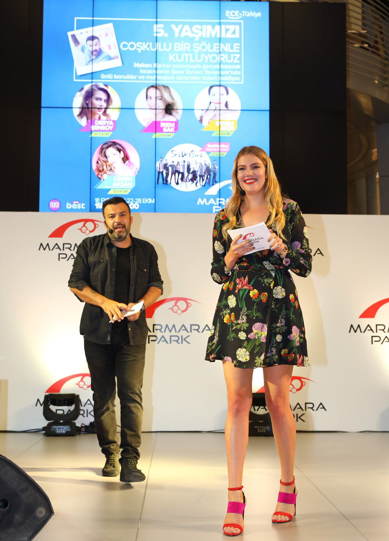 Derya Şensoy Marmara Park'ta Şans Dağıttı