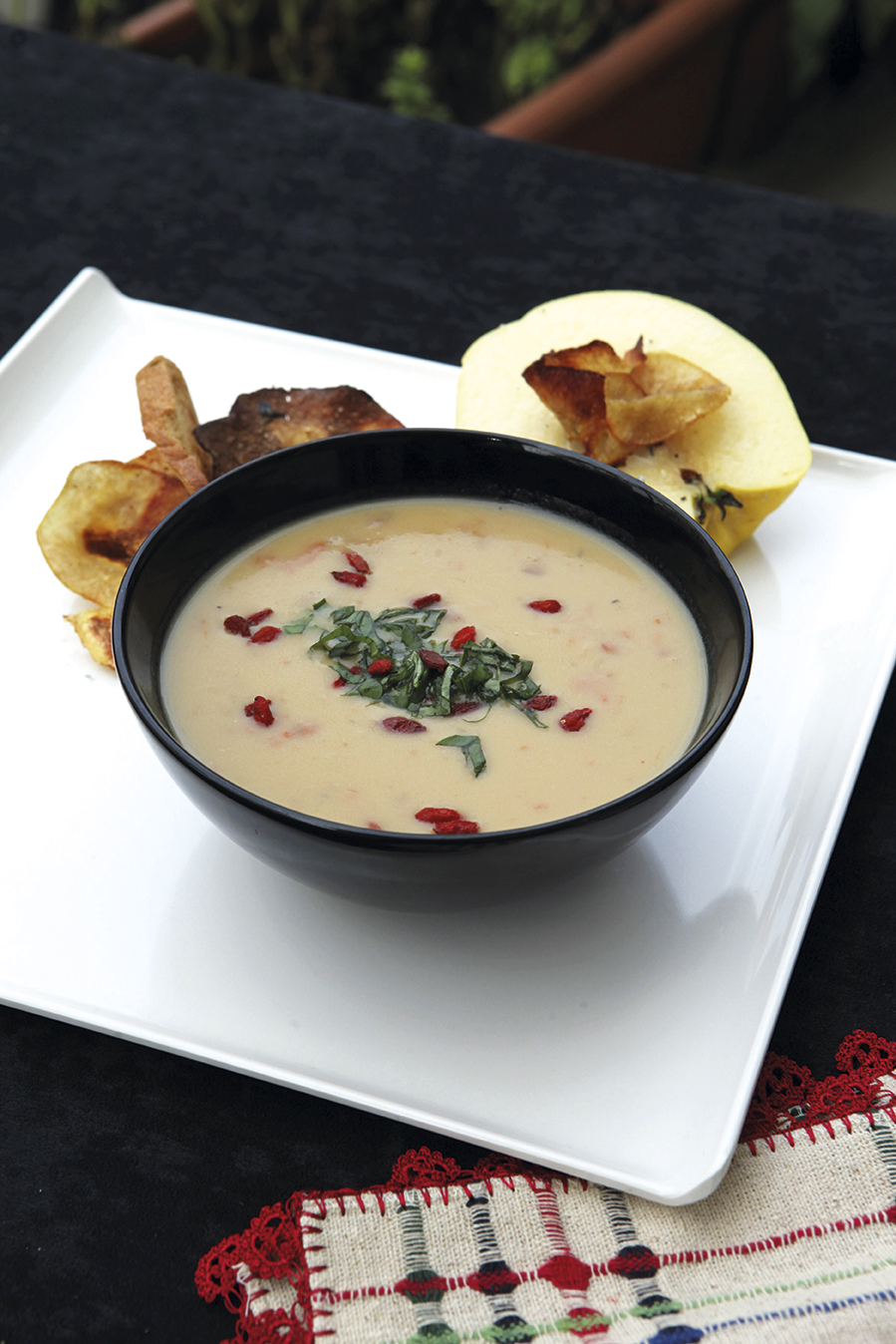 Gojiberry ve Kremalı Ayva Çorbası