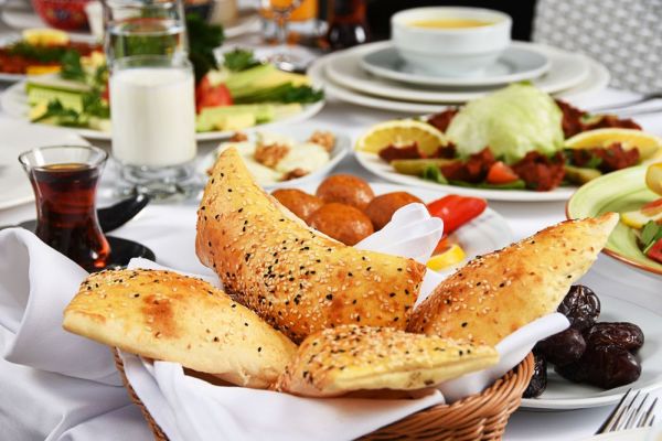 İftar sofrasında yüksek sesle konuşmayın! Çünkü…