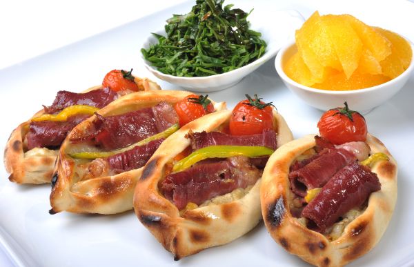 Pastırmalı Fındık Lahmacun, Greyfurt Dilimleri ve Nar Ekşili Roka