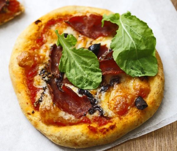 Kavurmalı ve Rokalı Mini Pizza