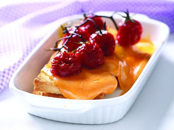 Fırında Domatesli ve Çeddarlı Yumurta