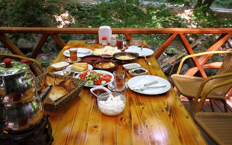 Doğa ile İç İçe Kahvaltı Keyfi ve Mutlaka Gezmeniz Gereken Yerleriyle: Maşukiye