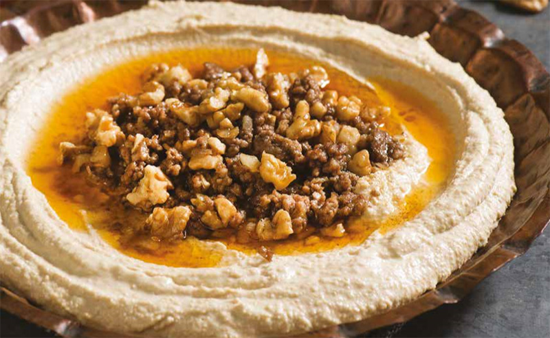 Cevizli Kıyma Soslu Sıcak Humus