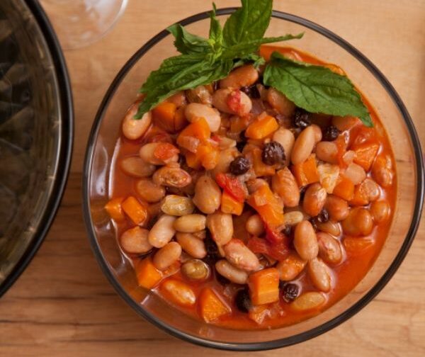 Kuşüzümlü ve Pembe Domatesli Barbunya