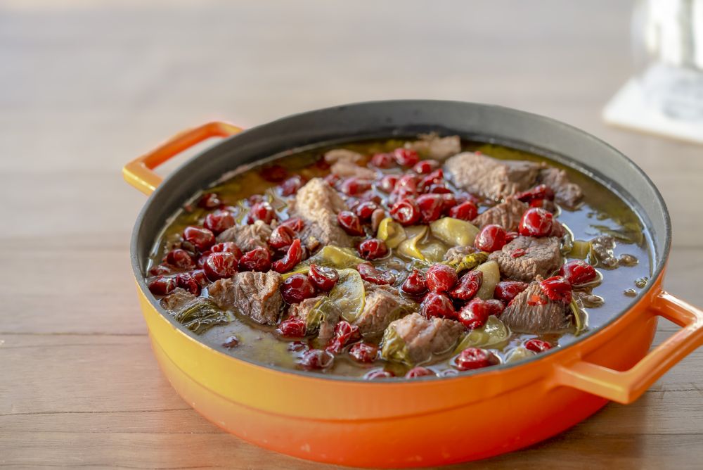 Kısık Ateşte Pişirilmiş Vişneli Kuzu Kol Demleme