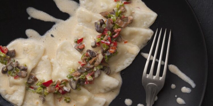 Mantarlı ve Mantar Soslu Mantı