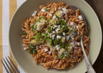 Pancar Suyunda Sebzeli Makarna