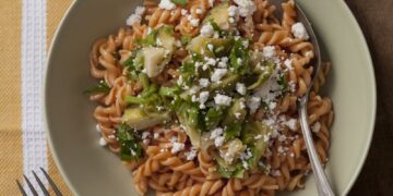 Pancar Suyunda Sebzeli Makarna