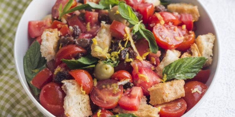Kuru Üzümlü ve Peksimetli Salata