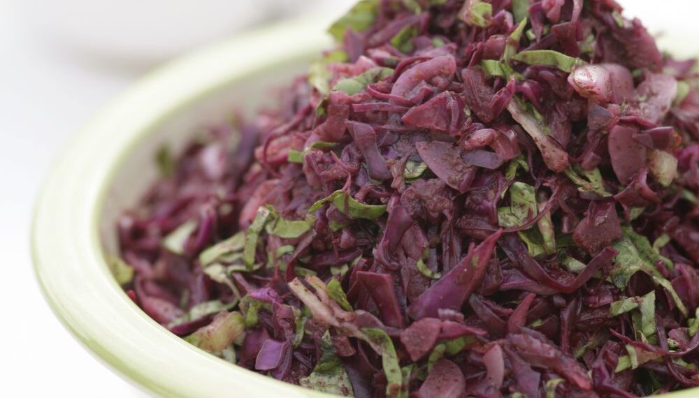 Sumaklı Kırmızı Lahana Salatası
