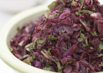 Sumaklı Kırmızı Lahana Salatası