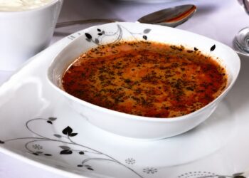 Yoğurtlu Yarma Çorbası Tarifi: Nohutlu ve Tereyağlı