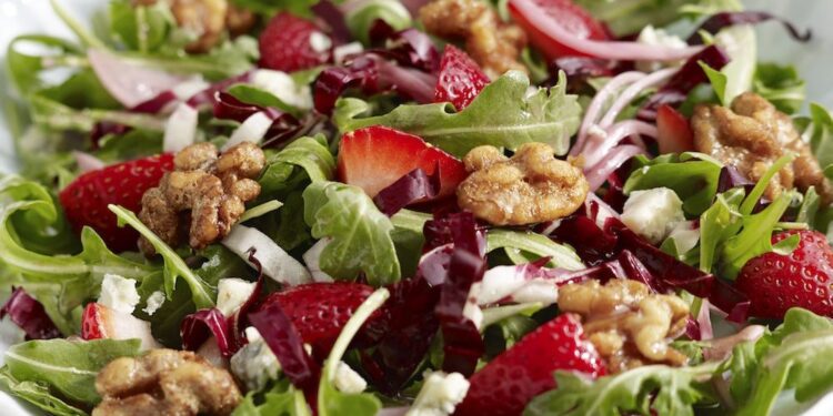Avokado ve Rokalı Ceviz Salatası