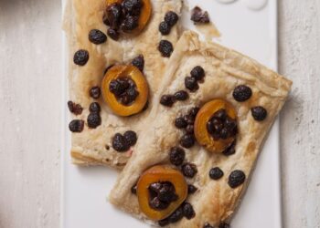 Kayısılı ve Çikolatalı Milföy Börek